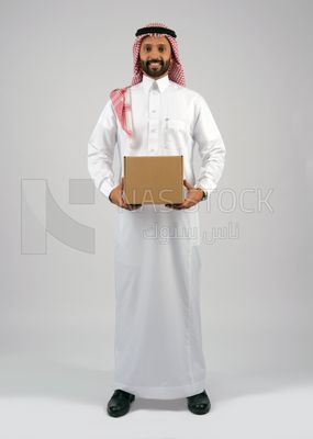 Gulf man holding a  cardboard box