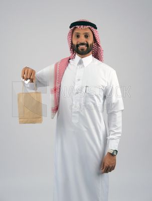 Gulf man holding a shopping bag