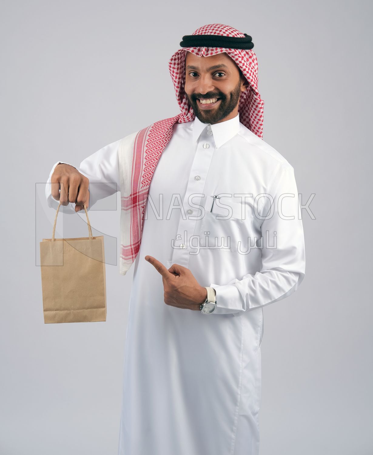 Gulf man holding a shopping bag
