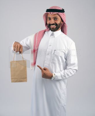 Gulf man holding a shopping bag