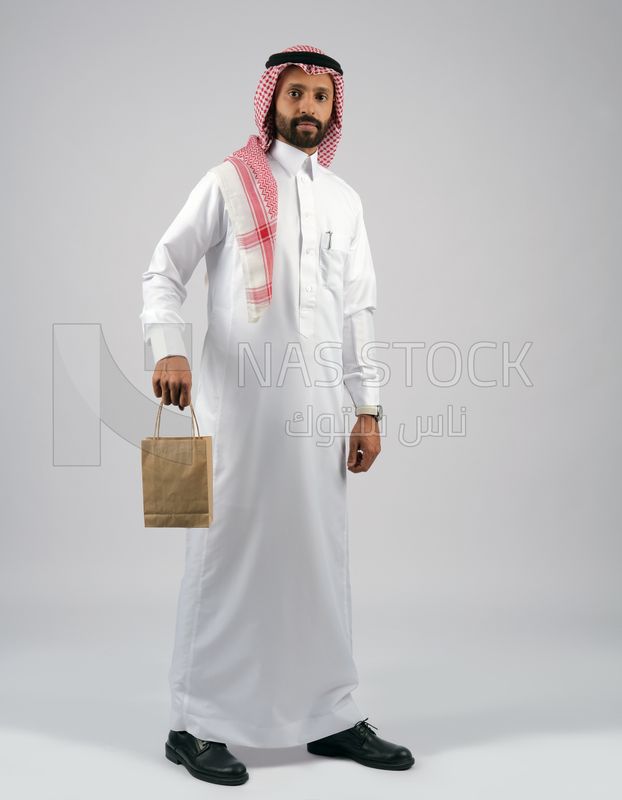 Gulf man holding a shopping bag