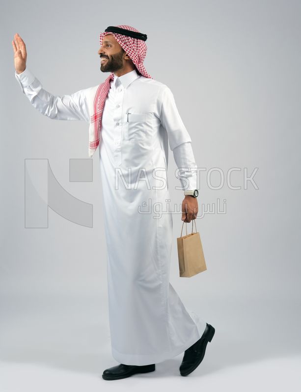 Gulf man holding a shopping bag