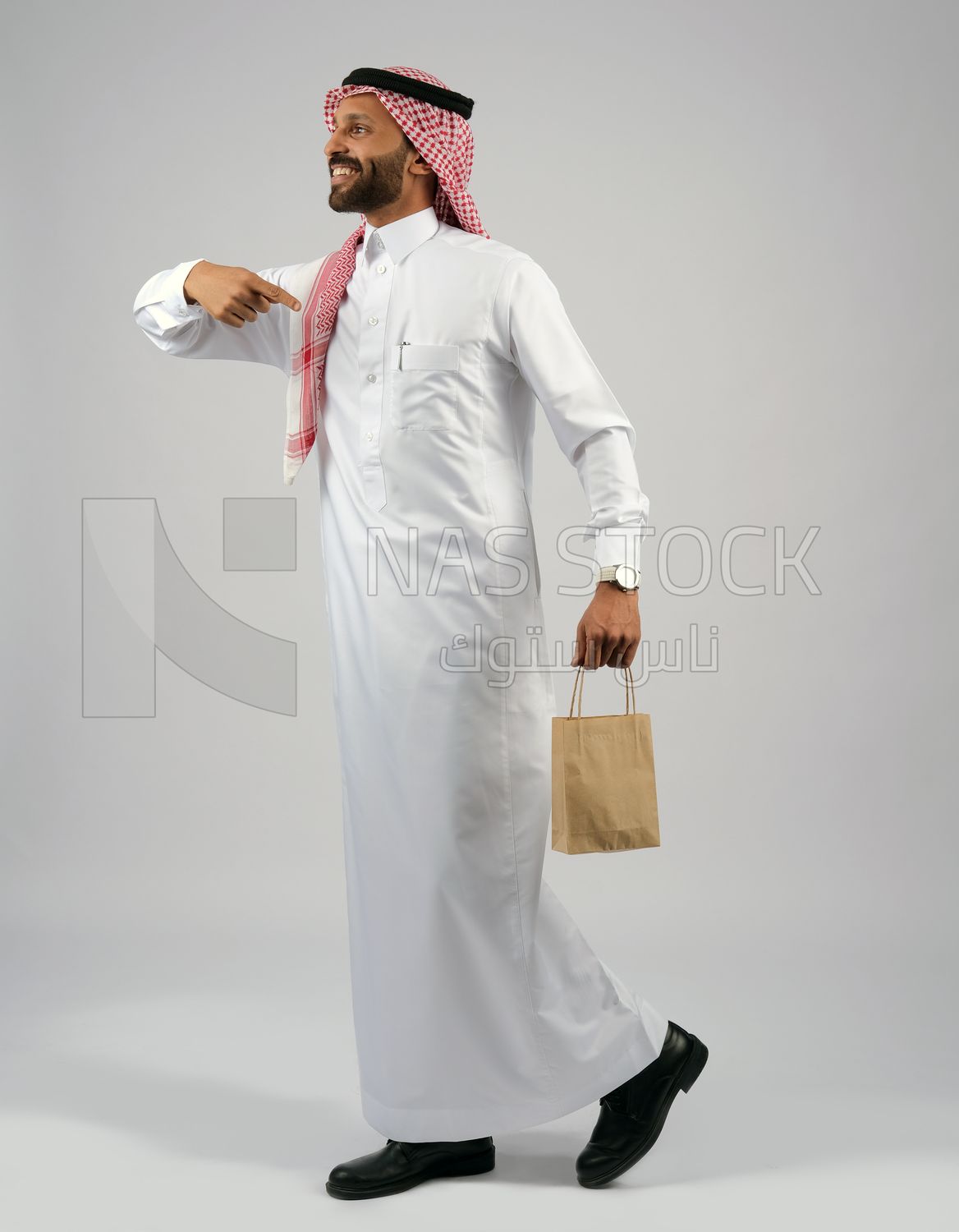 Gulf man holding a shopping bag