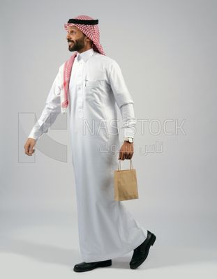 Gulf man holding a shopping bag