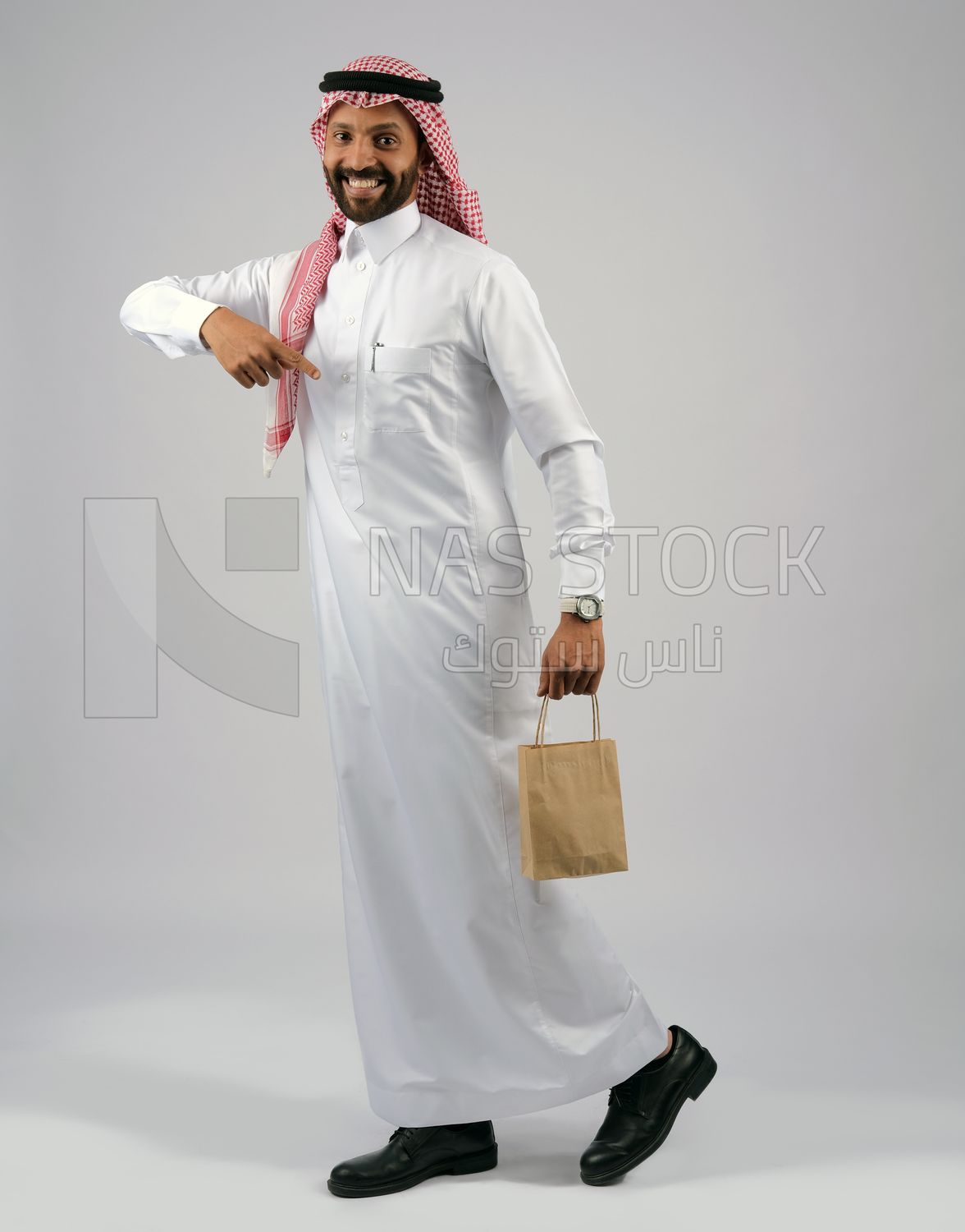 Gulf man holding a shopping bag