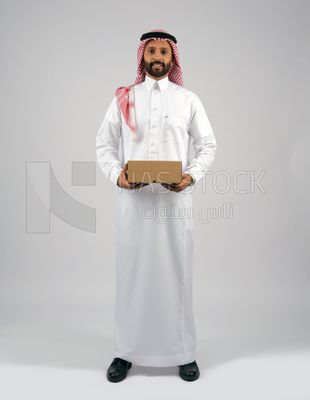 Gulf man holding a  cardboard box