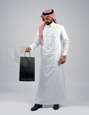 Gulf man holding a shopping bag