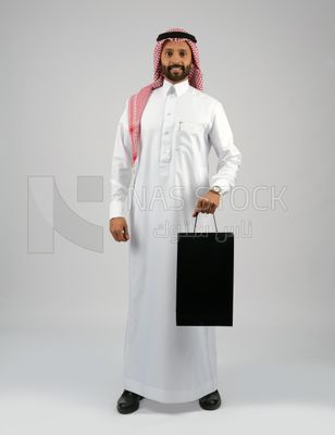 Gulf man holding a shopping bag