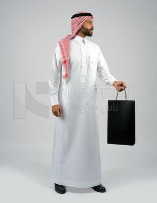 Gulf man holding a shopping bag
