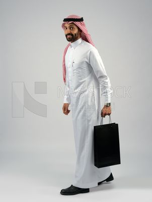 Gulf man holding a shopping bag