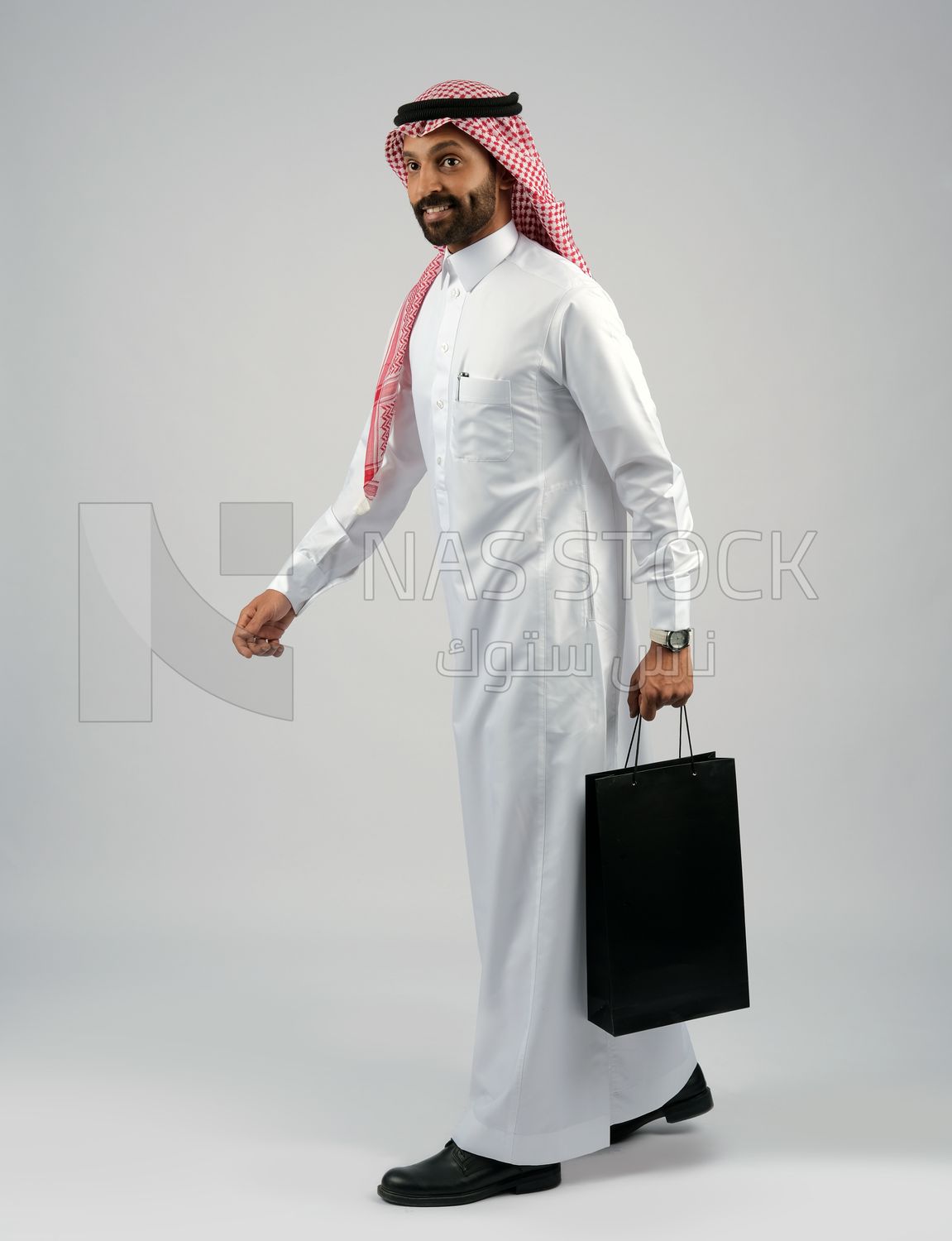 Gulf man holding a shopping bag