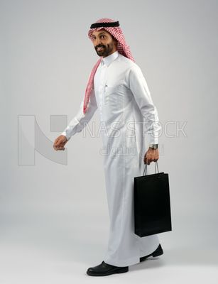 Gulf man holding a shopping bag