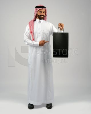 Gulf man holding a shopping bag