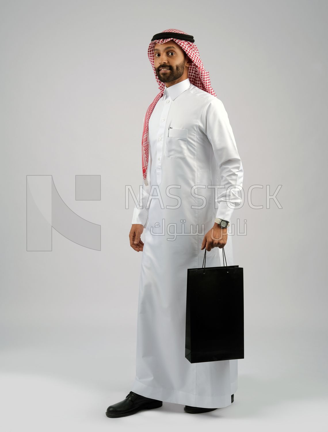 Gulf man holding a shopping bag