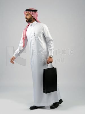 Gulf man holding a shopping bag