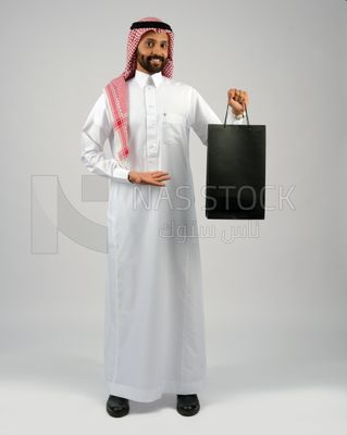 Gulf man holding a shopping bag