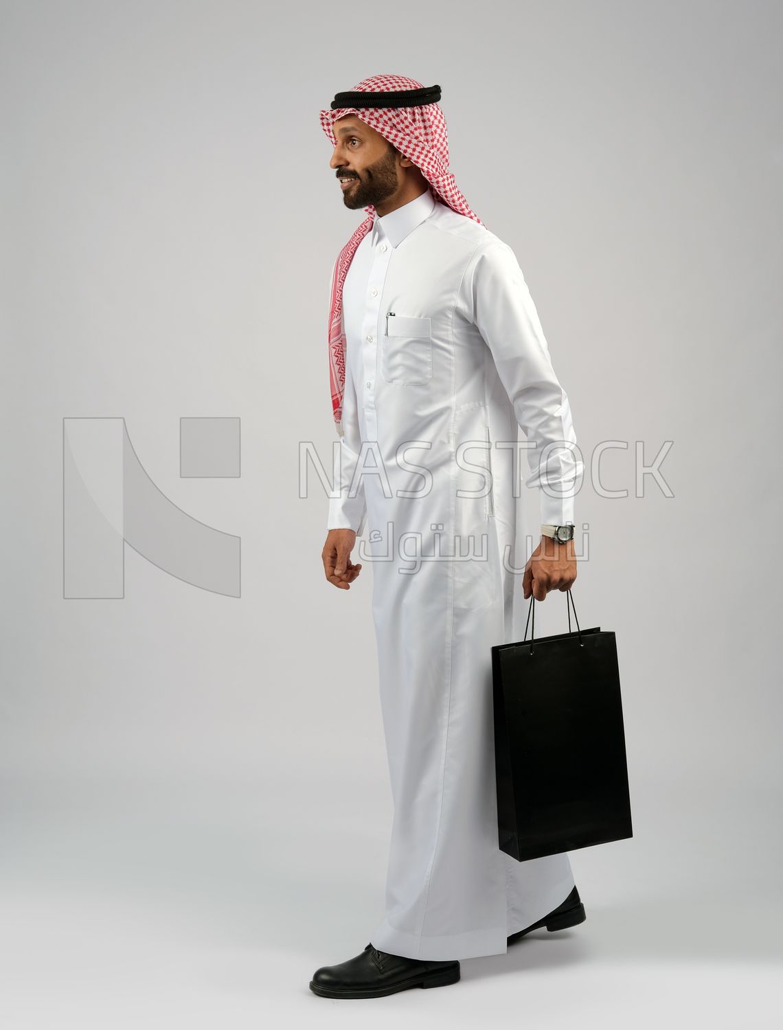 Gulf man holding a shopping bag
