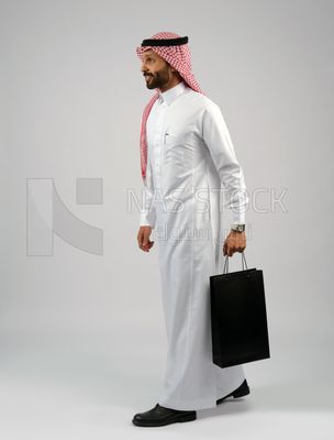 Gulf man holding a shopping bag