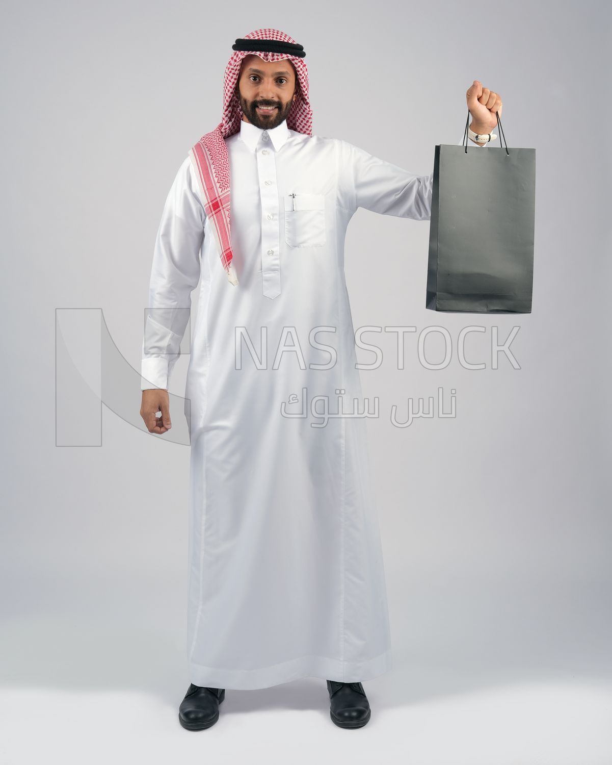 Gulf man holding a shopping bag
