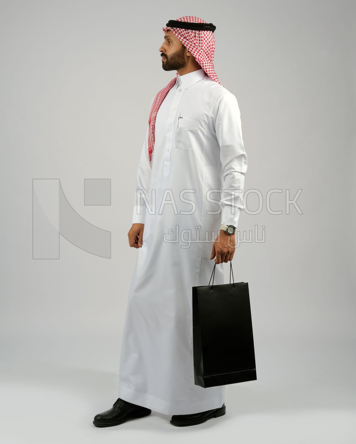 Gulf man holding a shopping bag