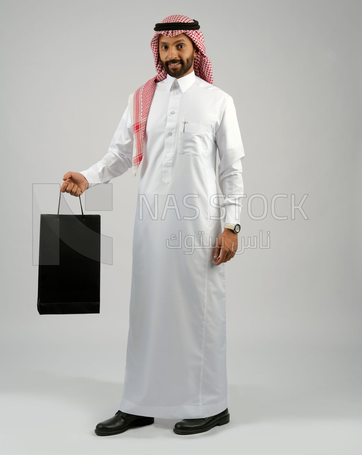 Gulf man holding a shopping bag