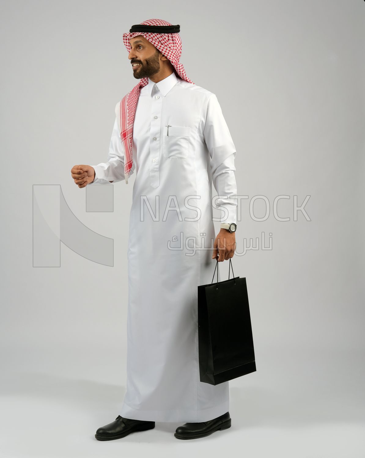 Gulf man holding a shopping bag