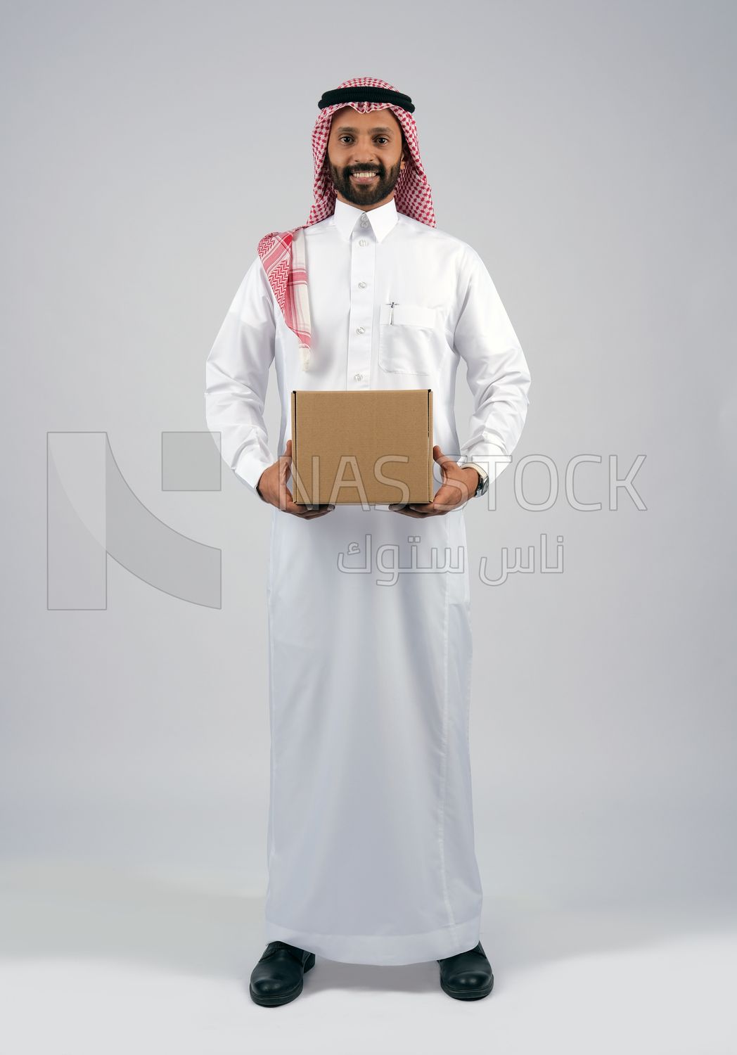 Gulf man holding a  cardboard box