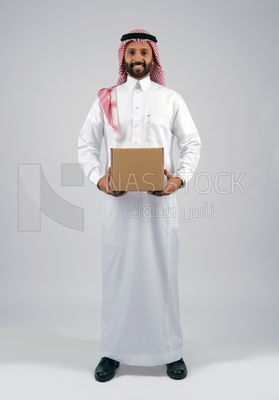 Gulf man holding a  cardboard box