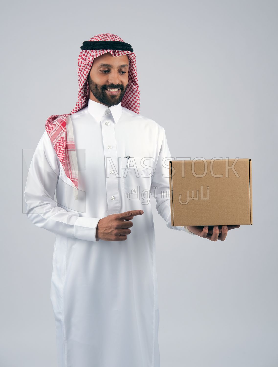 Gulf man holding a  cardboard box