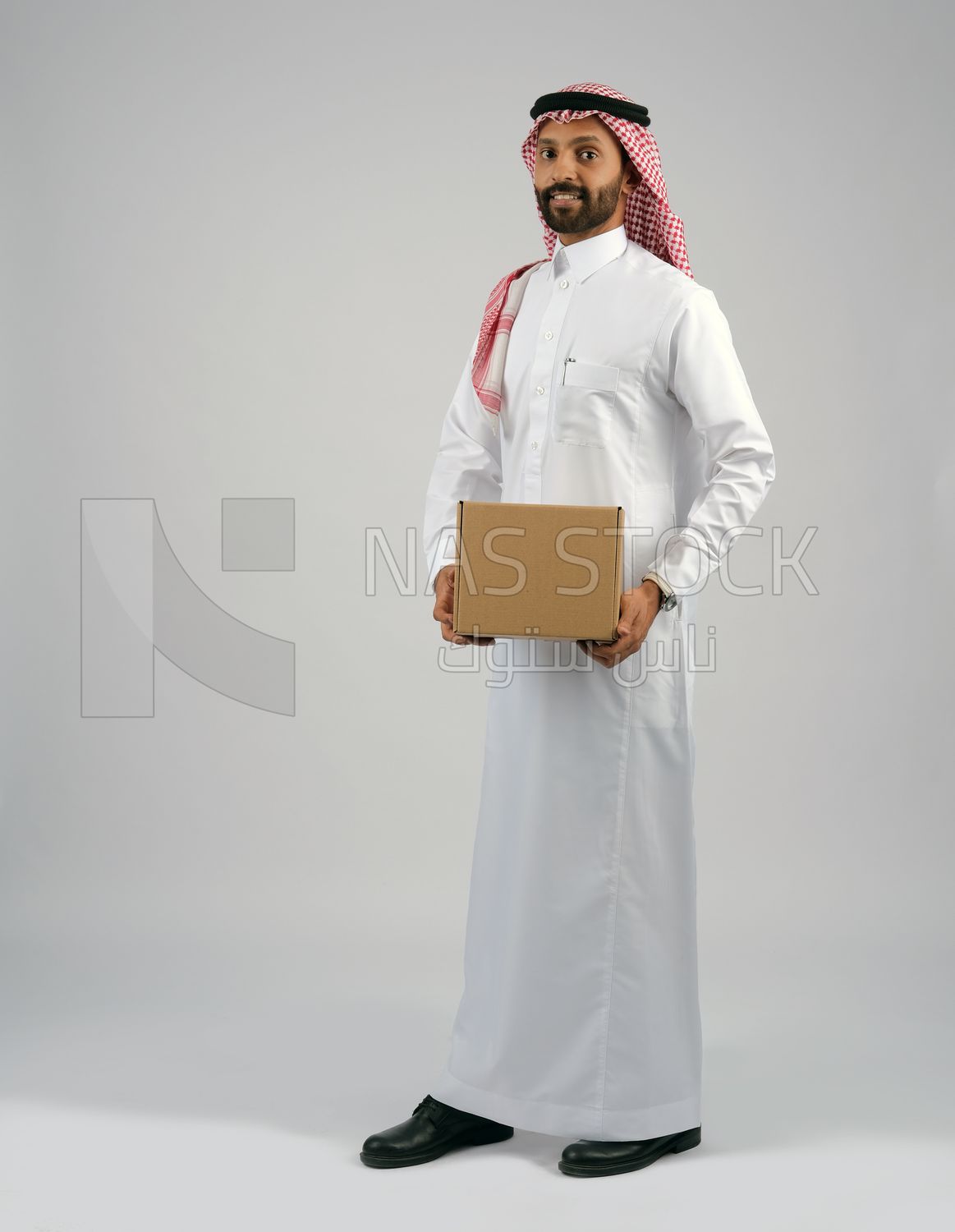 Gulf man holding a  cardboard box