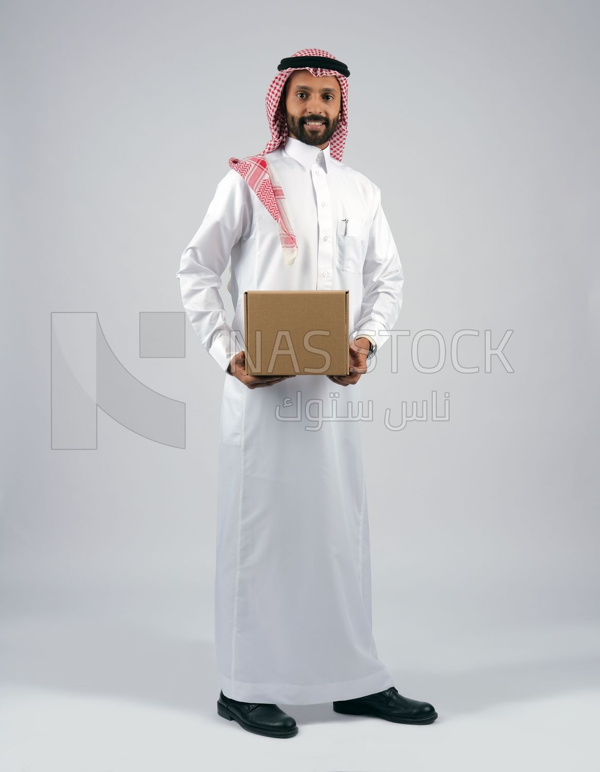 Gulf man holding a  cardboard box