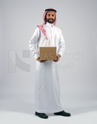 Gulf man holding a  cardboard box