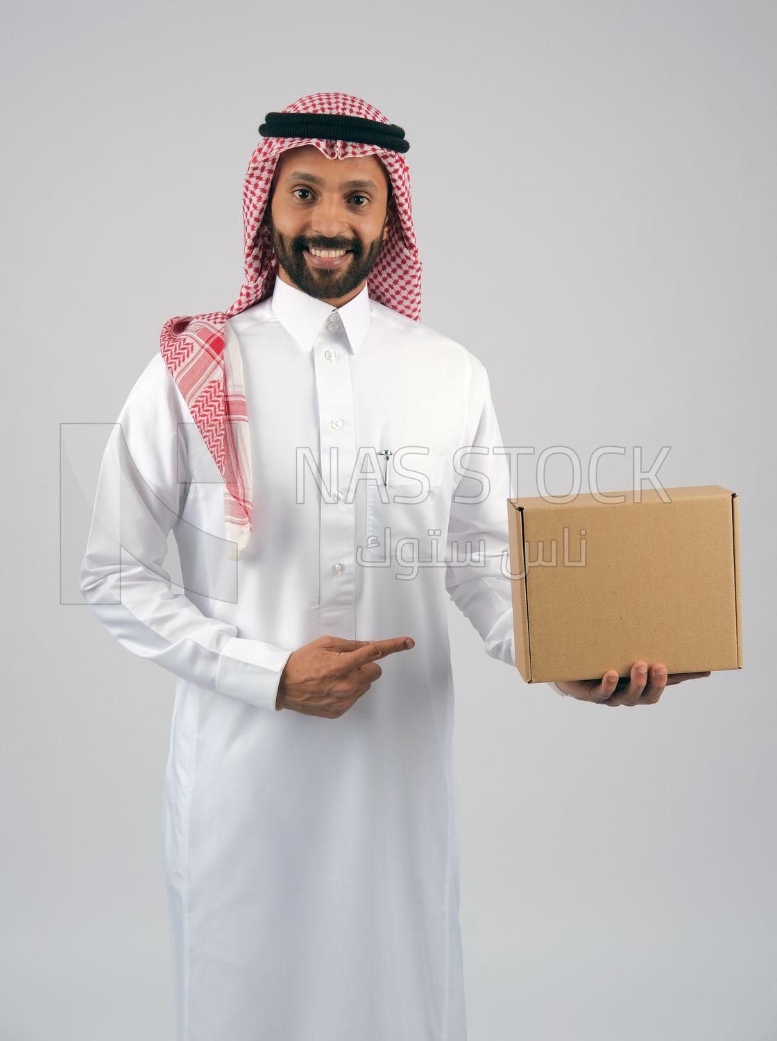 Gulf man holding a  cardboard box