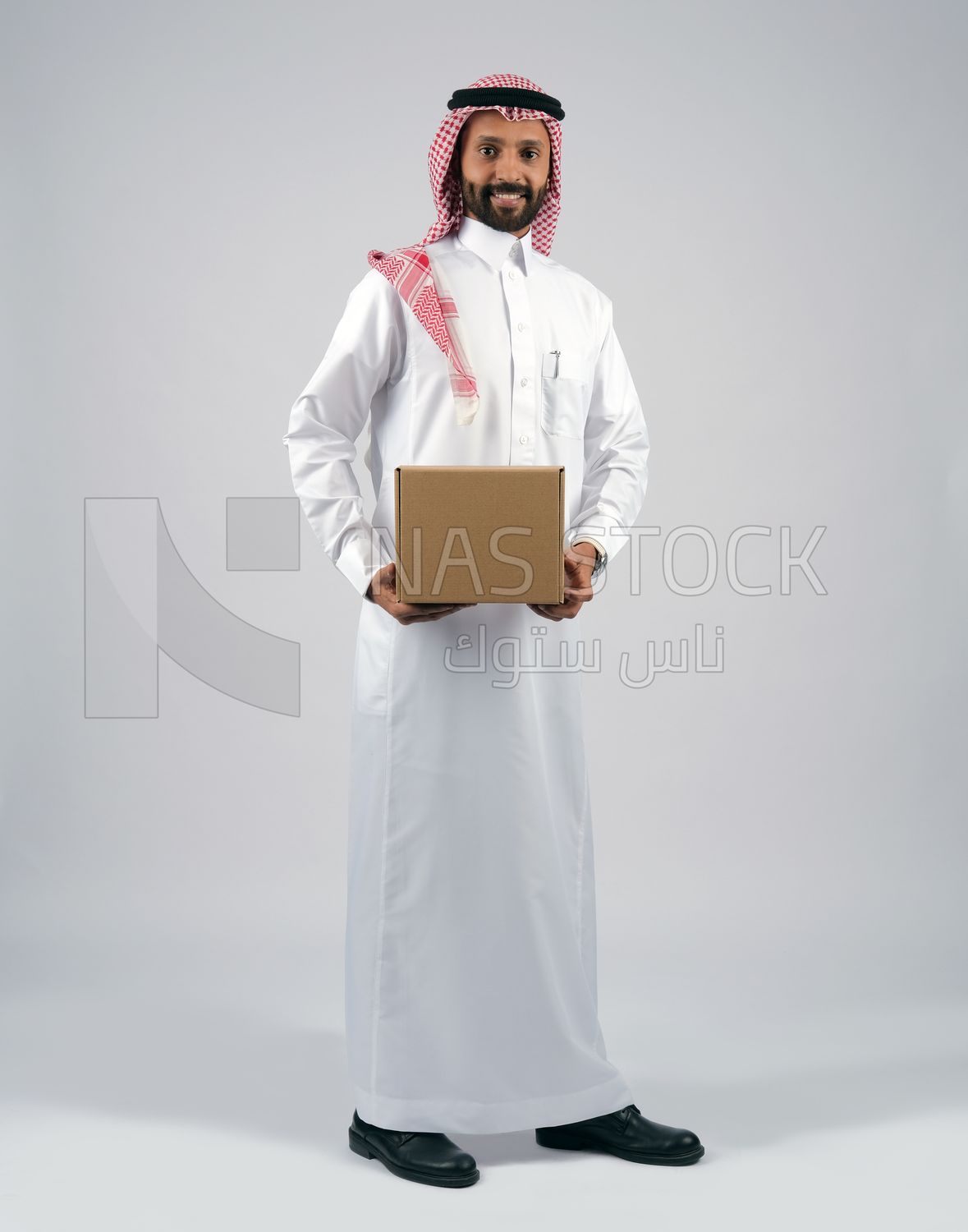 Gulf man holding a  cardboard box