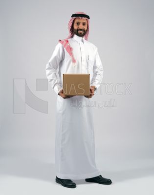 Gulf man holding a  cardboard box