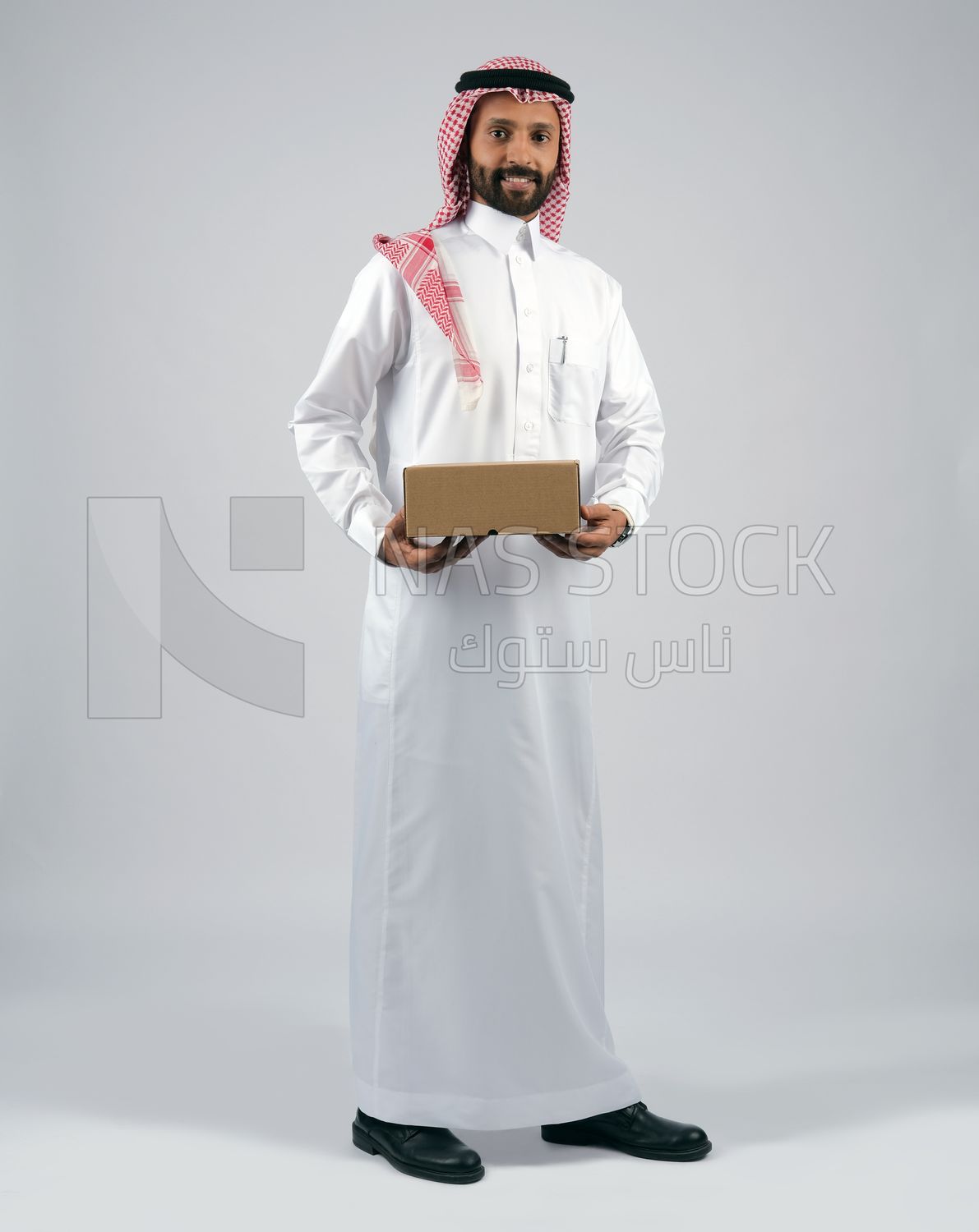 Gulf man holding a  cardboard box