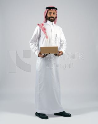 Gulf man holding a  cardboard box