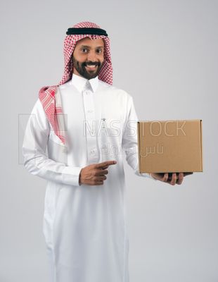 Gulf man holding a  cardboard box