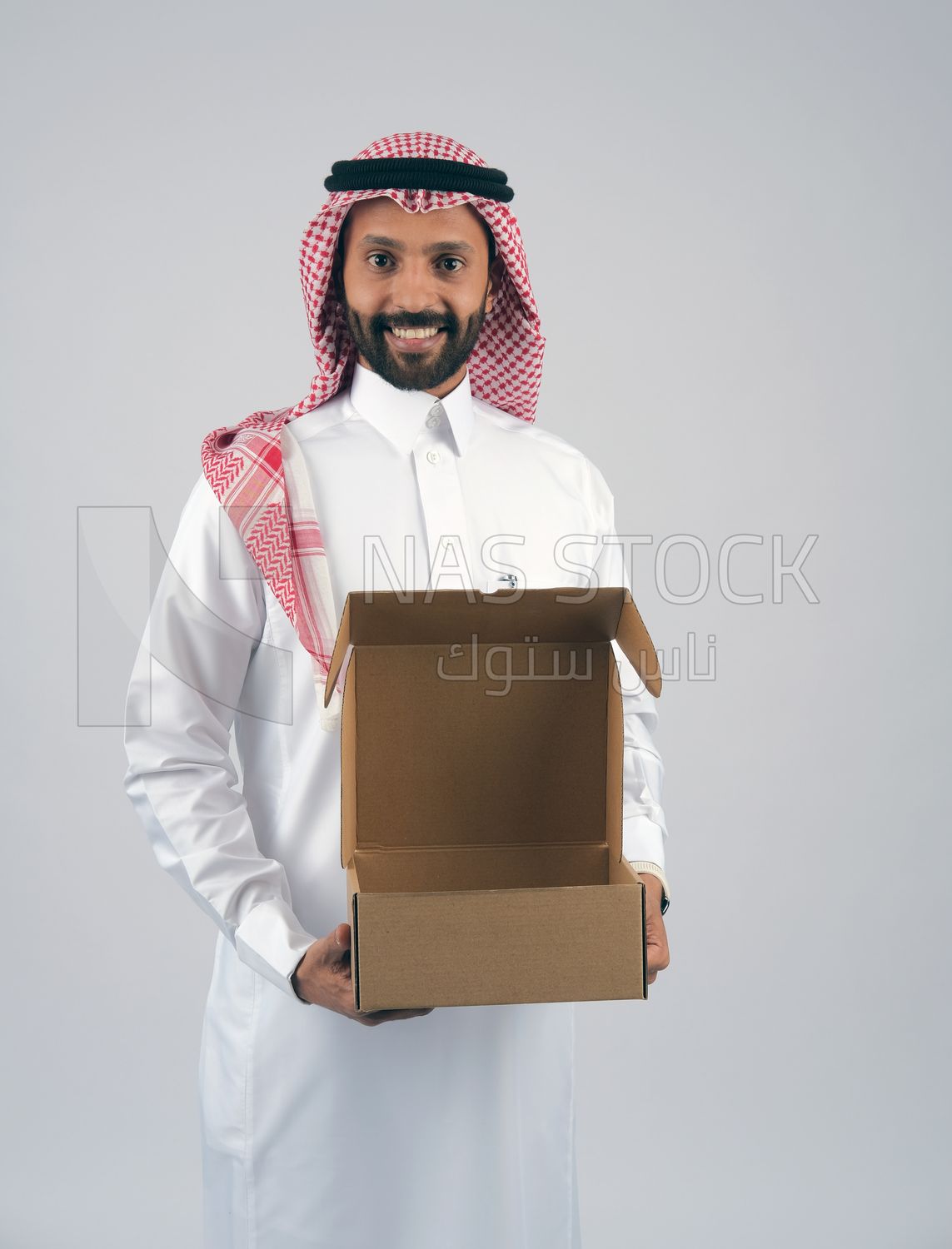 Gulf man holding a  cardboard box