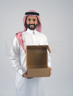 Gulf man holding a  cardboard box