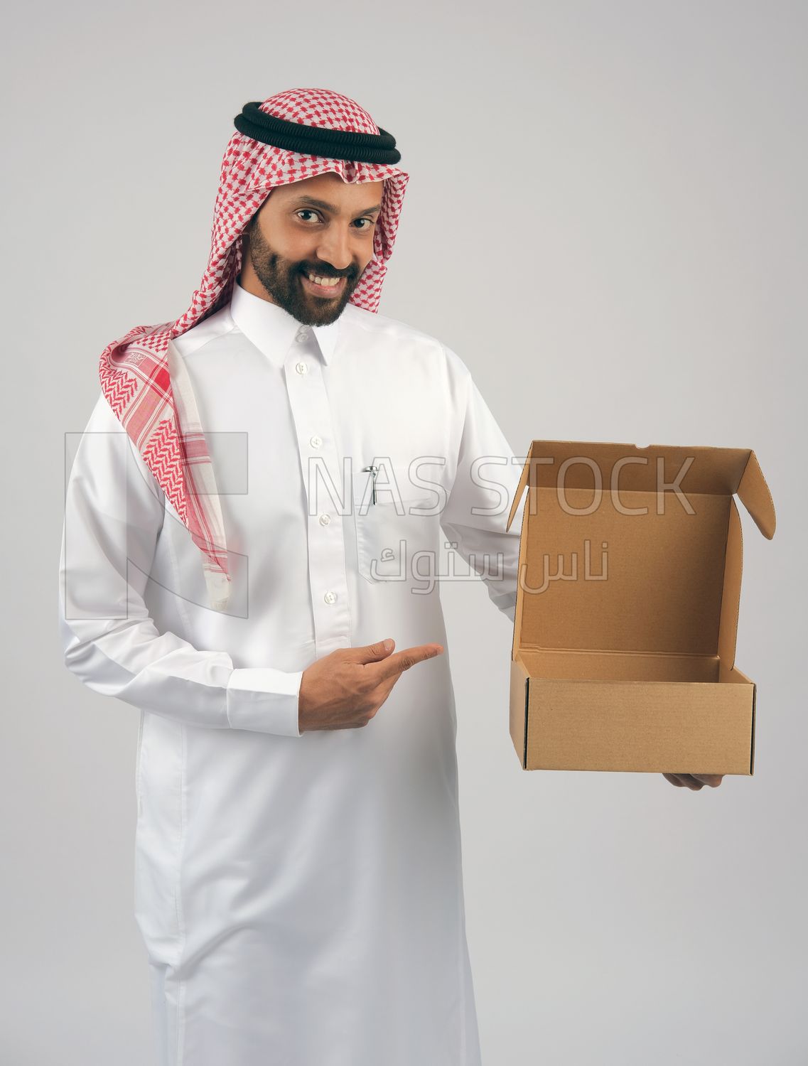 Gulf man holding a  cardboard box