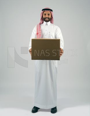 Gulf man holding a  cardboard box