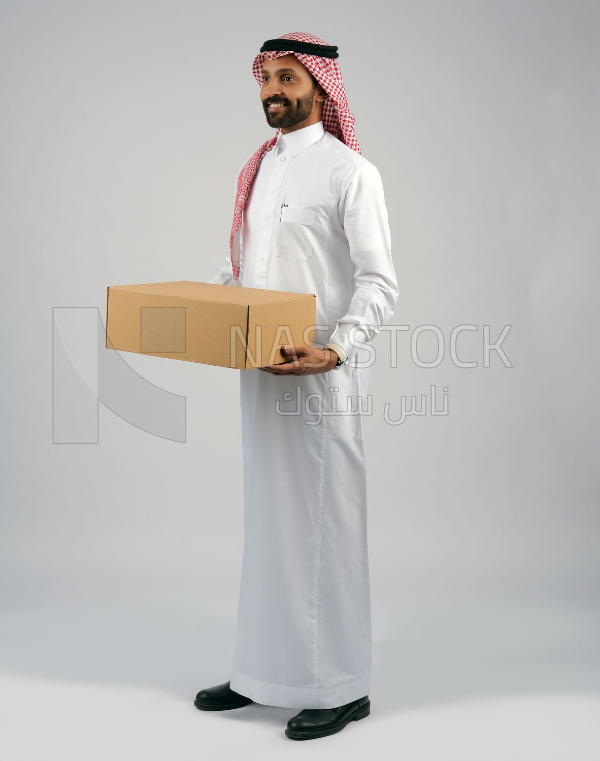 Gulf man holding a  cardboard box