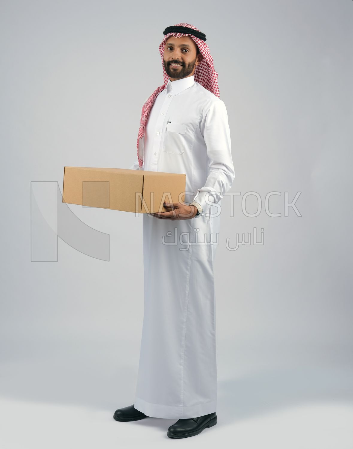 Gulf man holding a  cardboard box