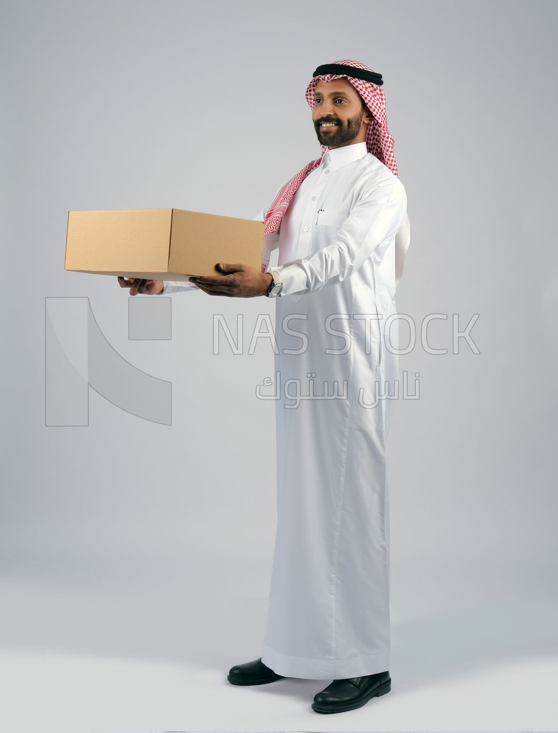Gulf man holding a  cardboard box