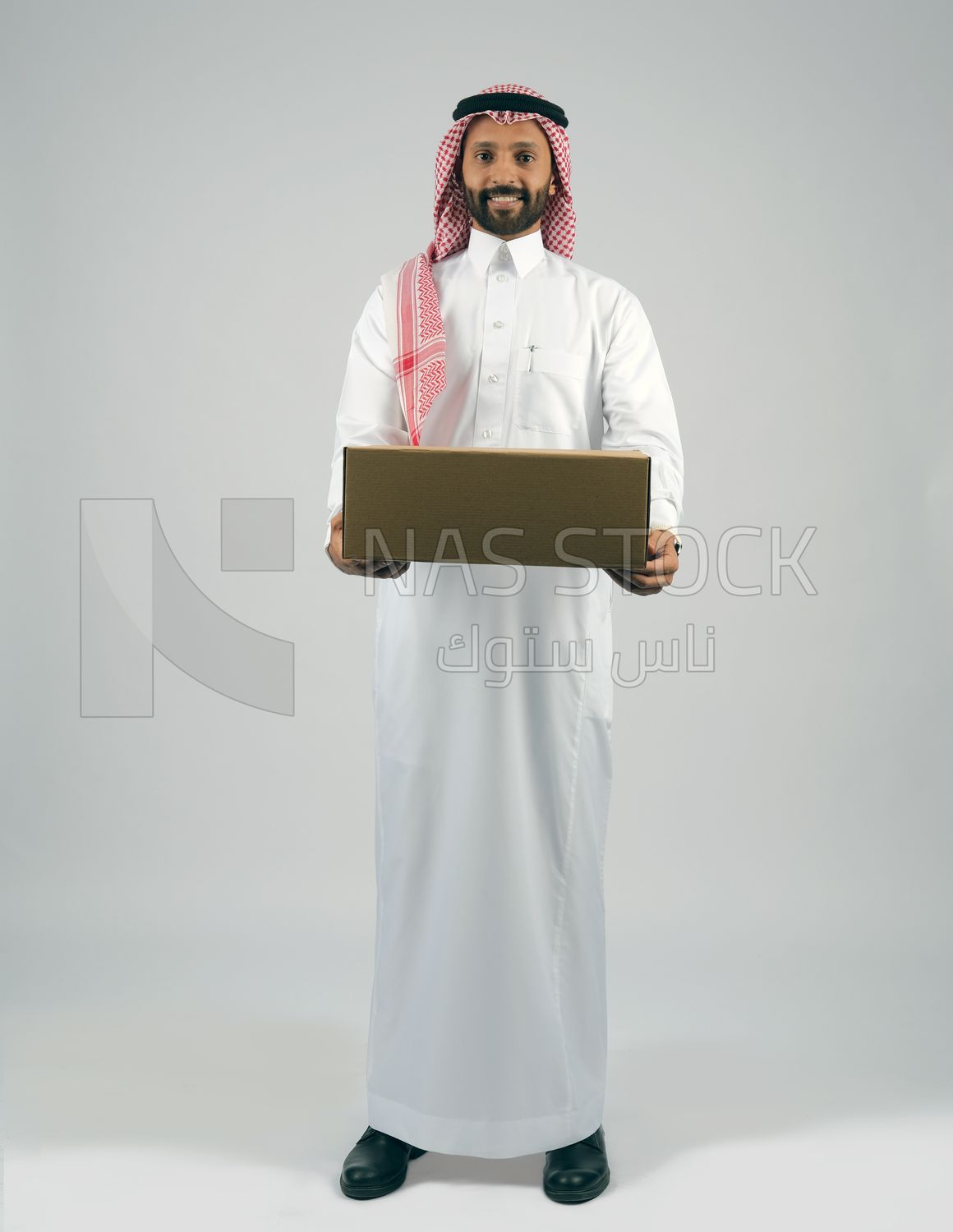 Gulf man holding a  cardboard box
