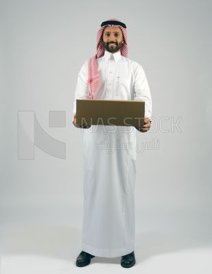 Gulf man holding a  cardboard box