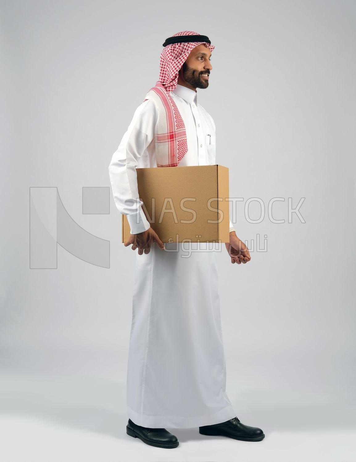 Gulf man holding a  cardboard box