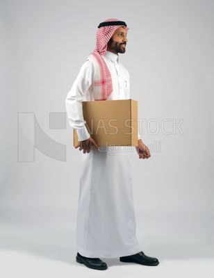 Gulf man holding a  cardboard box