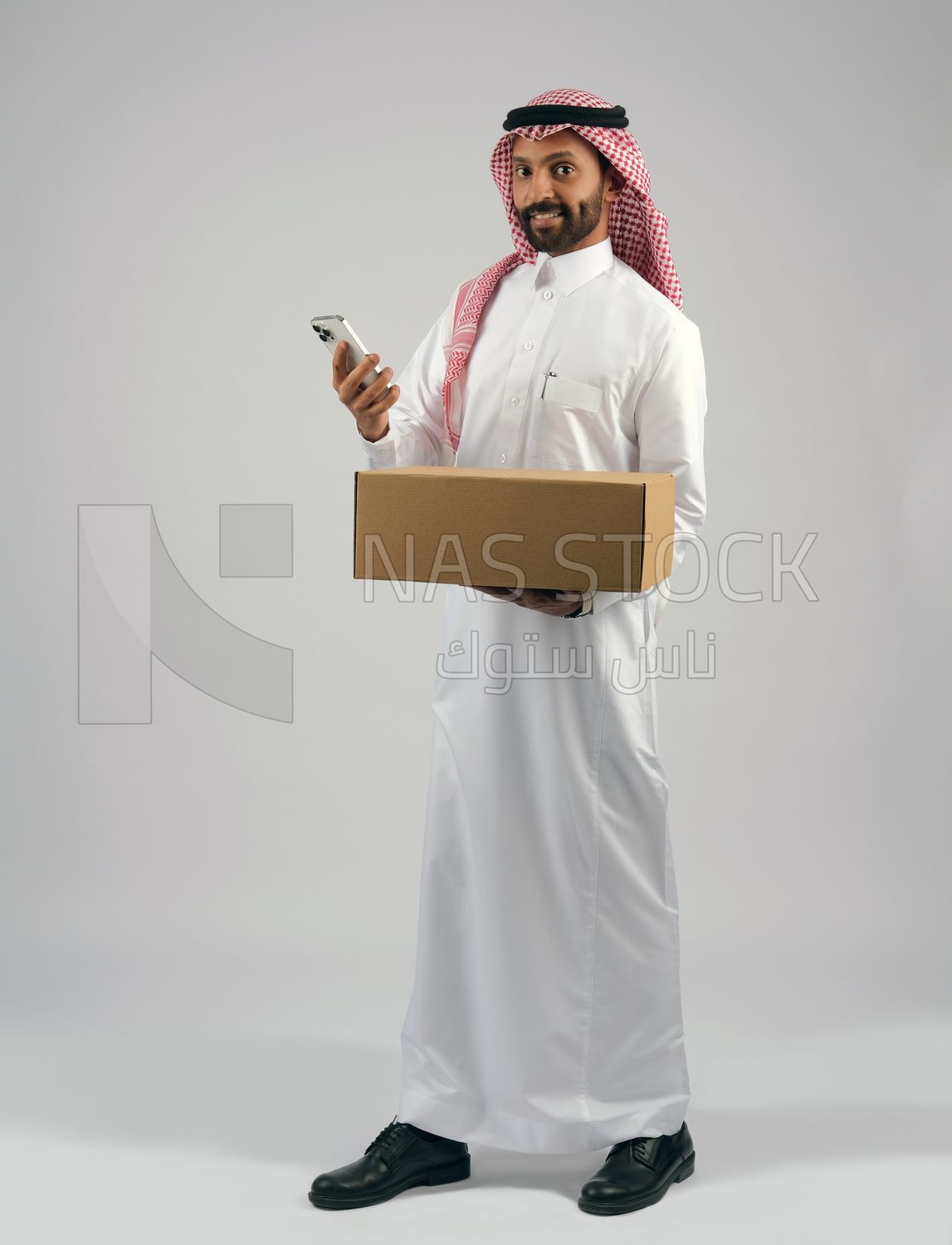 Gulf man holding a  cardboard box